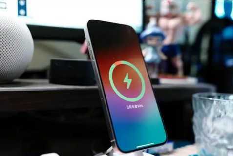 淄川苹果15换屏服务分享用什么充电器给iPhone15充电更好 